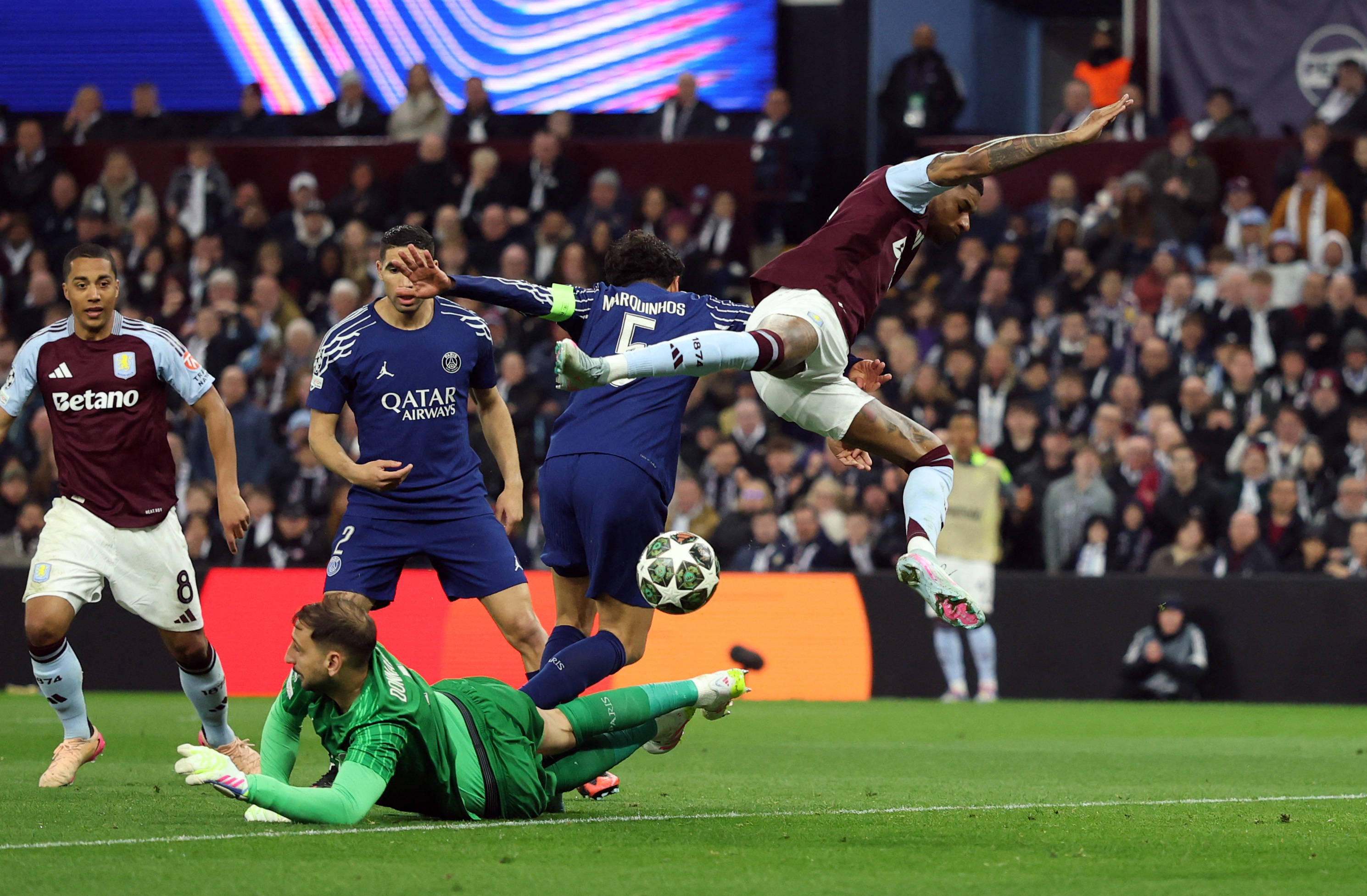 国际比赛日圣安东尼奥马刺调整名单以备欧冠多特蒙德今夜伤情更新，NBA总决赛在即看傻球迷的简单介绍